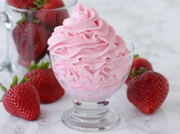 Jahodový tvaroh s meduňkou