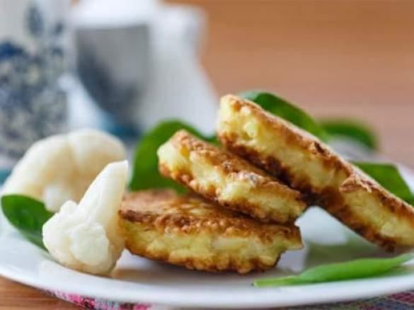 Květákovo-sýrové placičky