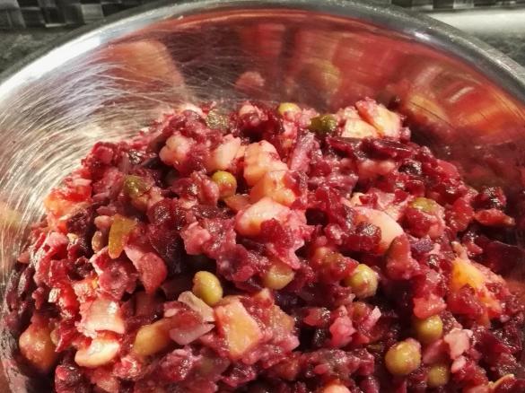 Lehký bramborový salát s červenou řepou