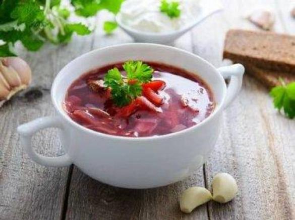 BORŠČ s dvěma druhy masy a klobásou