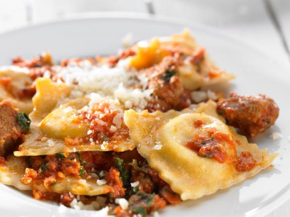 Ravioli plněné sladkou ricottou s jehněčím ragú
