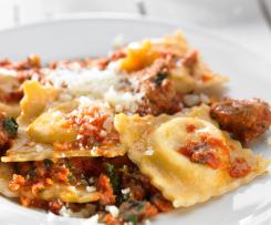 Ravioli plněné sladkou ricottou s jehněčím ragú