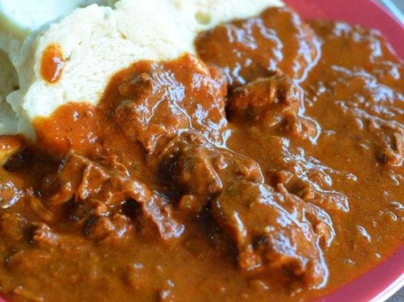 Poctivý zvěřinový guláš s knedlíkem