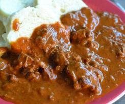 Poctivý zvěřinový guláš s knedlíkem