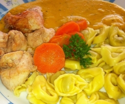 Kuřecí maso s dýňovou omáčkou, mrkvičkou a raviolami