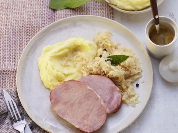 Uzené vepřové maso s ananasem, kyselým zelím a bramborami