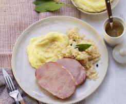 Uzené vepřové maso s ananasem, kyselým zelím a bramborami