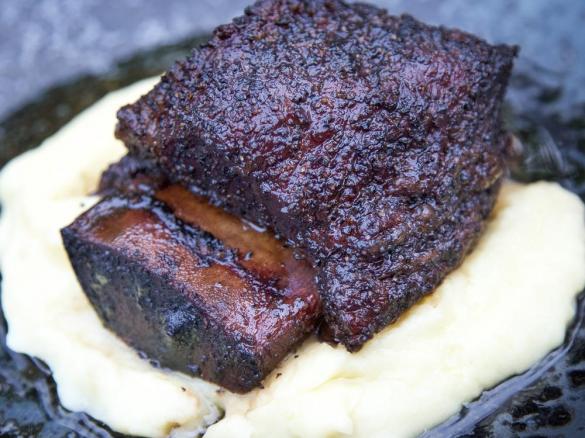 Česneková omáčka s uzeným masem