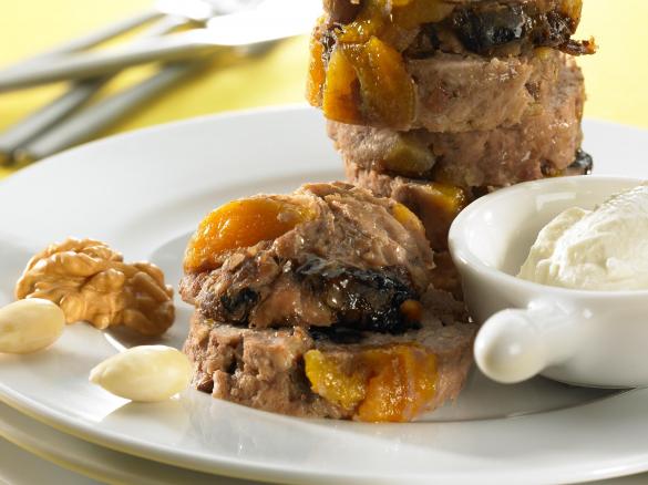 Telecí sekaná se sušeným ovocem a ořechy