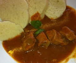 Vepřové kostky se zeleninou a kynutým knedlíkem