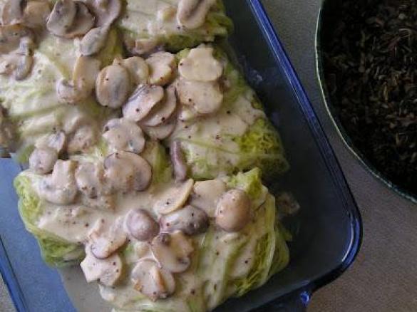 Kapustové rolky s jáhly a houbovou omáčkou