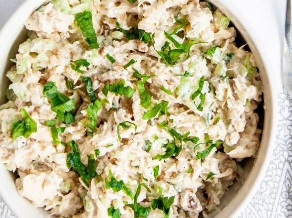 Kuřecí salát se sýrem a tofu