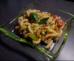 Těstovinový salát s tuňákem, zeleninou a bazalkou