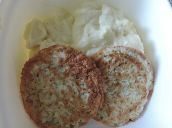 Cuketovo-sýrové placičky s bramb. kaší