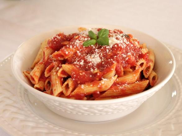 Těstoviny s rajčatovou omáčkou