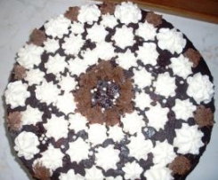 Domácí dort s krémem, čokoládovou polevou a šlehačkou