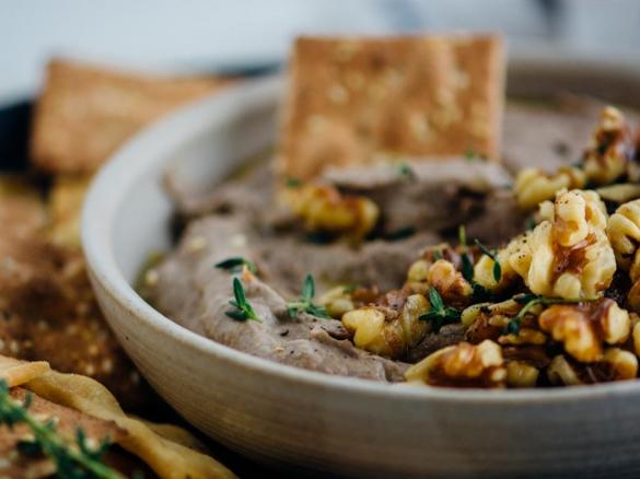 Paštika s houbami a vlašskými ořechy