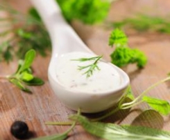 Pikantní jogurtovo-bylinková zálivka