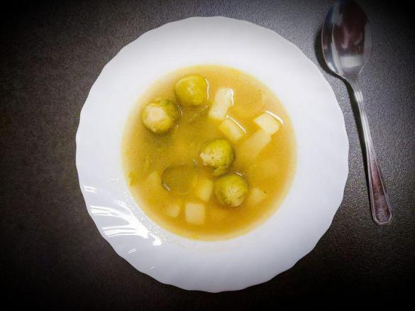 Polévka z růžičkové kapusty