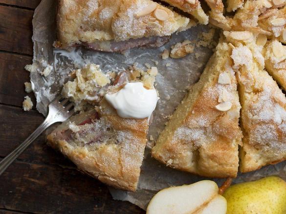 Hruškový koláč se zakysanou smetanou