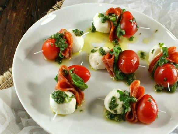 Mozzarellové špízy s pestem