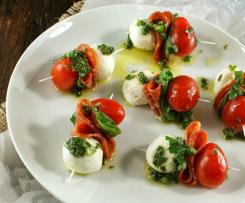 Mozzarellové špízy s pestem