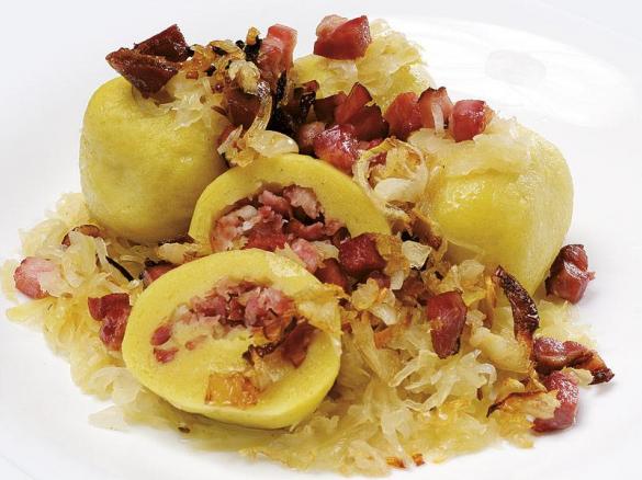 Plněné bramborové knedlíky se zelím