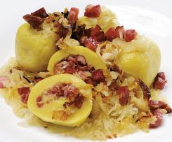 Plněné bramborové knedlíky se zelím