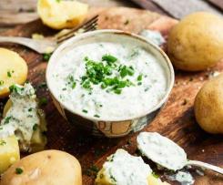 Brambory v alobalu s bylinkovým tvarohem