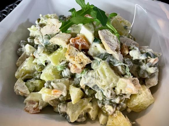 Lehký a chutný bramborový salát s kuřecím masem