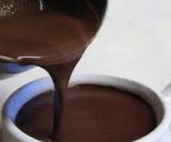 Horká čokoláda se smetanou a vaječným koňakem