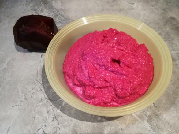 Dip z červené řepy