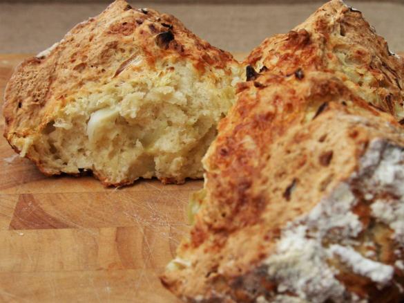 Domácí bramborový chléb s osmaženou cibulkou